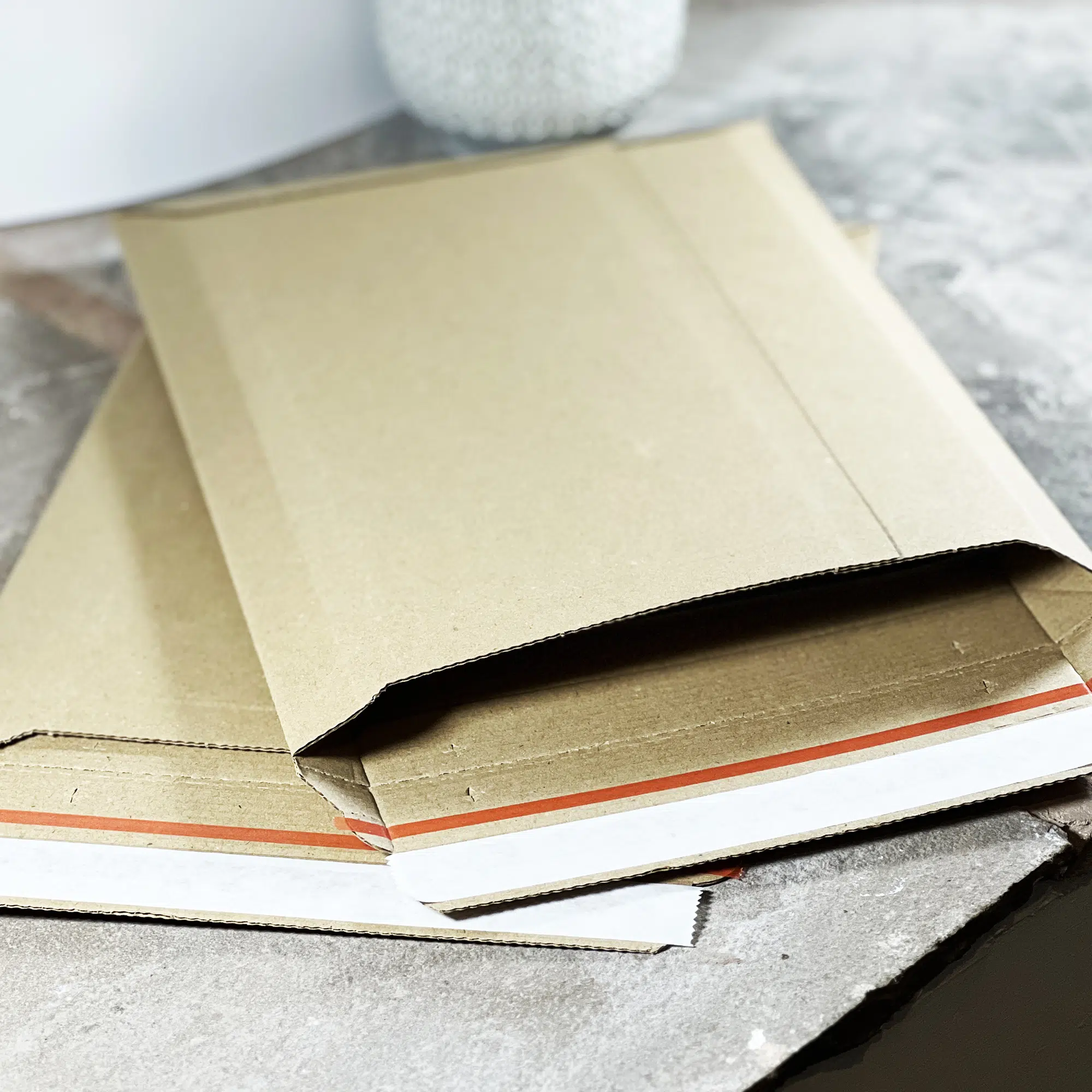 250mm x 150mm Recycled E-Flute Corrugated Pocket Envelopes 3 Recycled E-Flute Corrugated Pocket Envelopes open flap empty