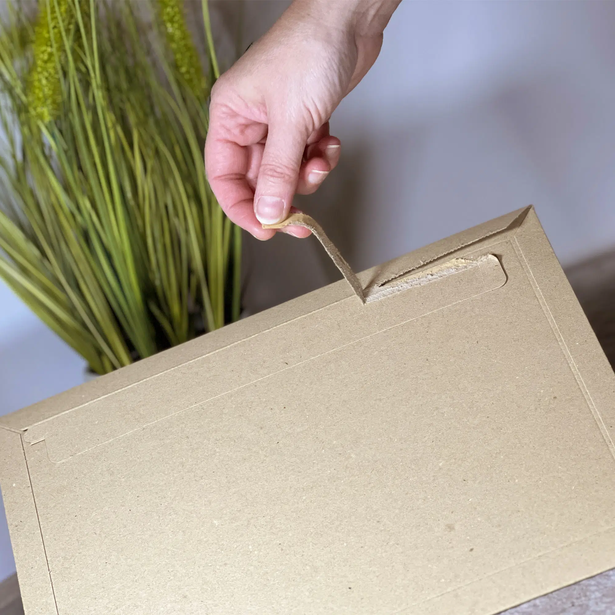 278mm x 400mm Recycled Manilla Solid Board Mailers 3 solid-board-mailers-ripper